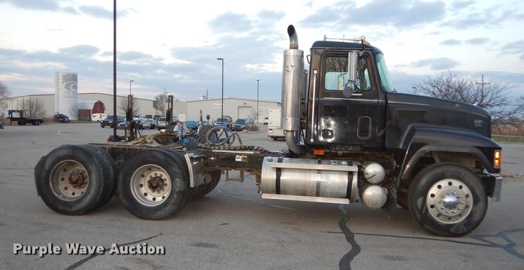 image for item J5605 2001 Mack CH613 semi truck
