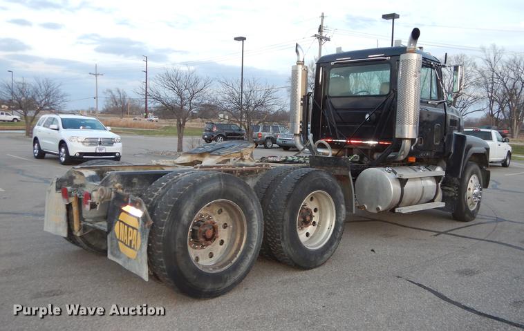 image for item J5605 2001 Mack CH613 semi truck