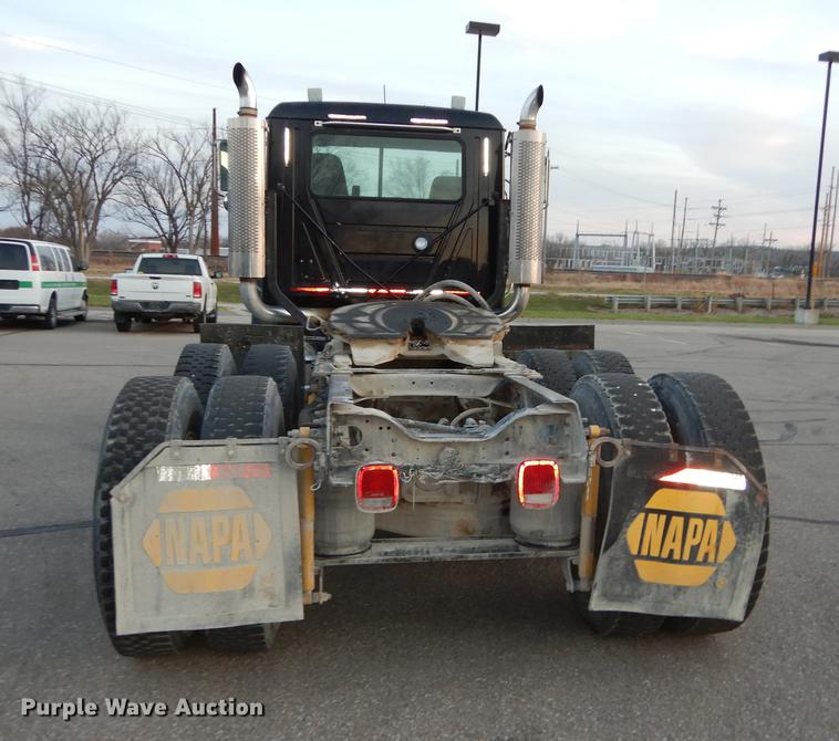 image for item J5605 2001 Mack CH613 semi truck