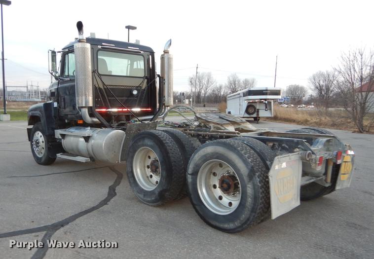image for item J5605 2001 Mack CH613 semi truck