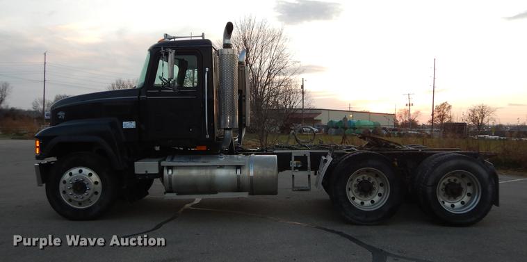 image for item J5605 2001 Mack CH613 semi truck