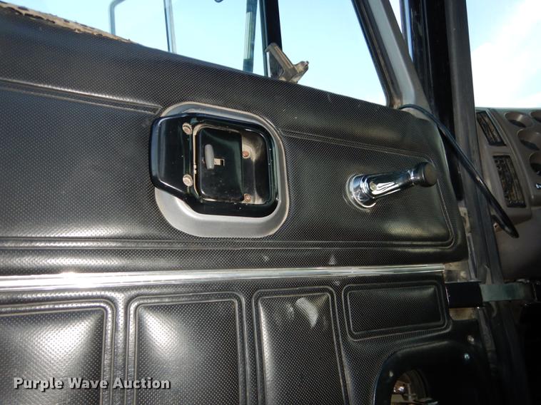 image for item J5605 2001 Mack CH613 semi truck