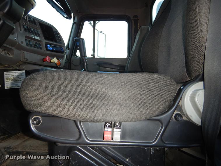 image for item J5605 2001 Mack CH613 semi truck