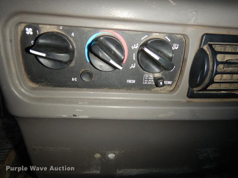 image for item J5605 2001 Mack CH613 semi truck