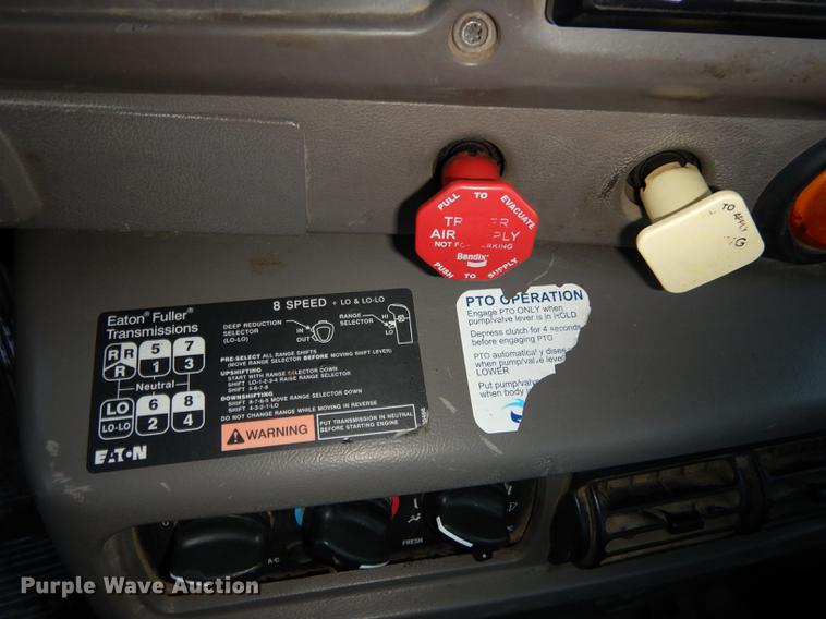 image for item J5605 2001 Mack CH613 semi truck