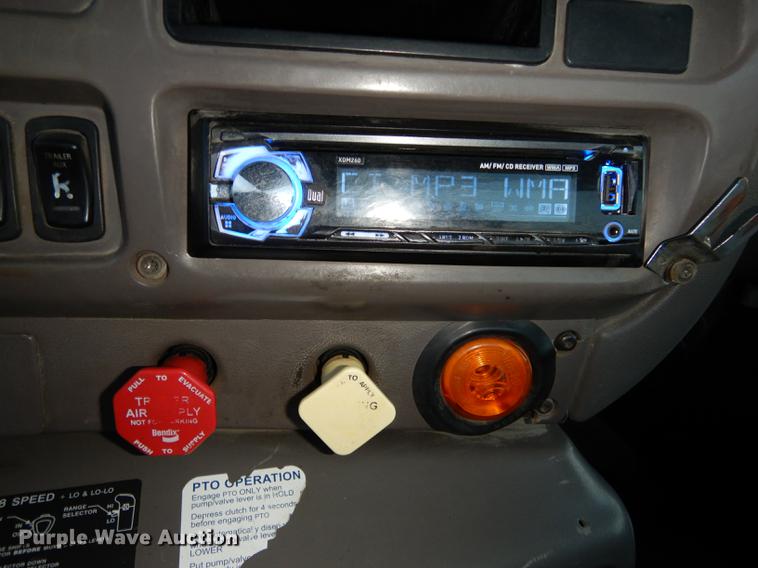 image for item J5605 2001 Mack CH613 semi truck