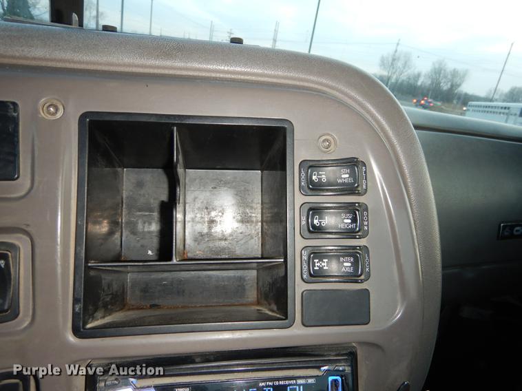 image for item J5605 2001 Mack CH613 semi truck