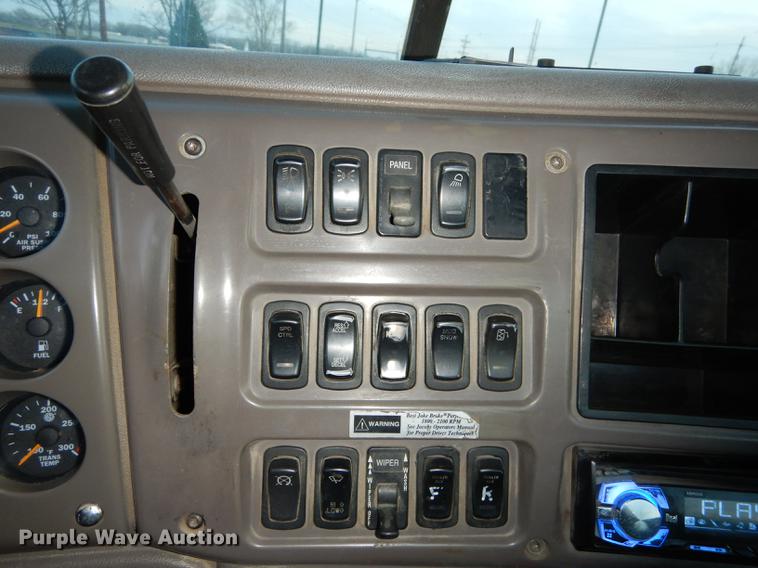 image for item J5605 2001 Mack CH613 semi truck