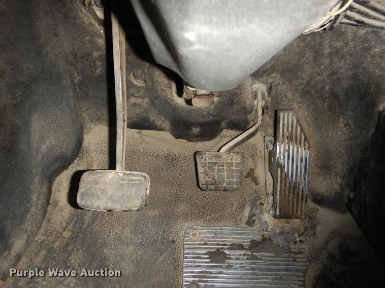 image for item J5605 2001 Mack CH613 semi truck