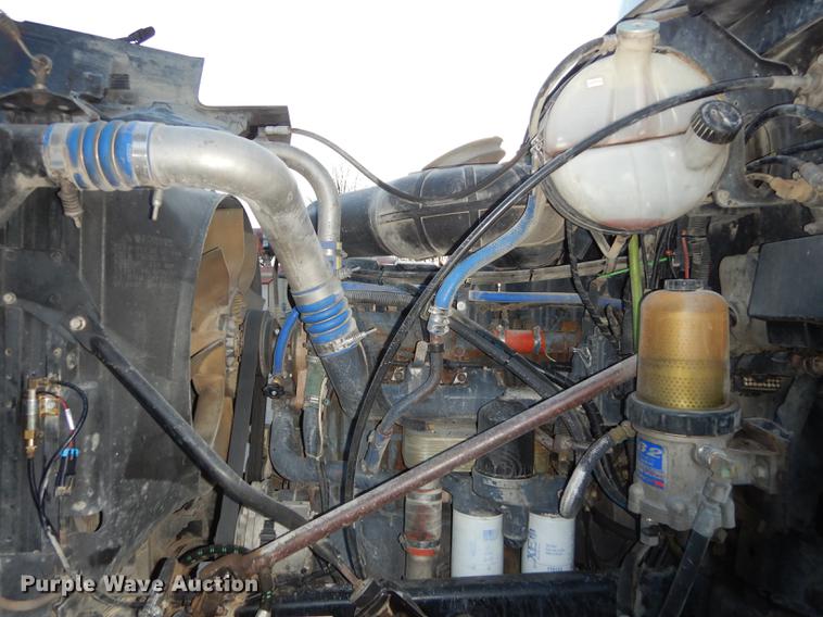 image for item J5605 2001 Mack CH613 semi truck