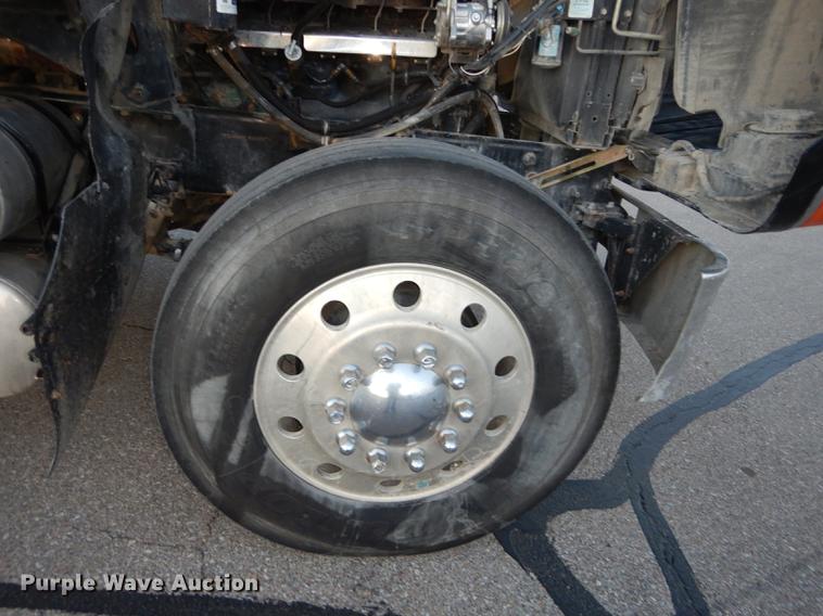 image for item J5605 2001 Mack CH613 semi truck