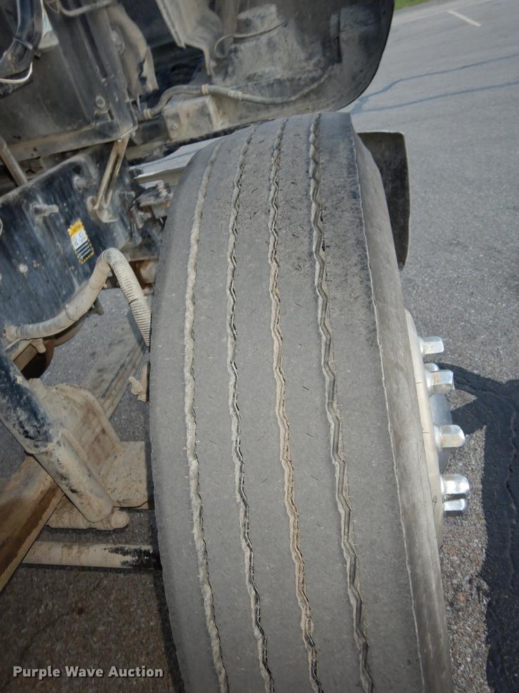 image for item J5605 2001 Mack CH613 semi truck