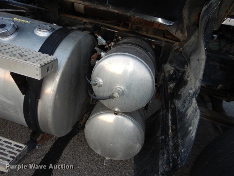 image for item J5605 2001 Mack CH613 semi truck