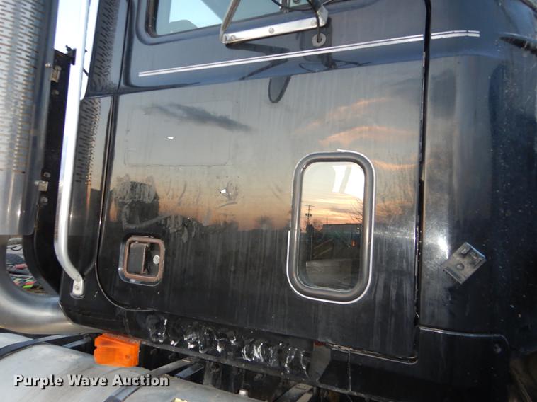 image for item J5605 2001 Mack CH613 semi truck