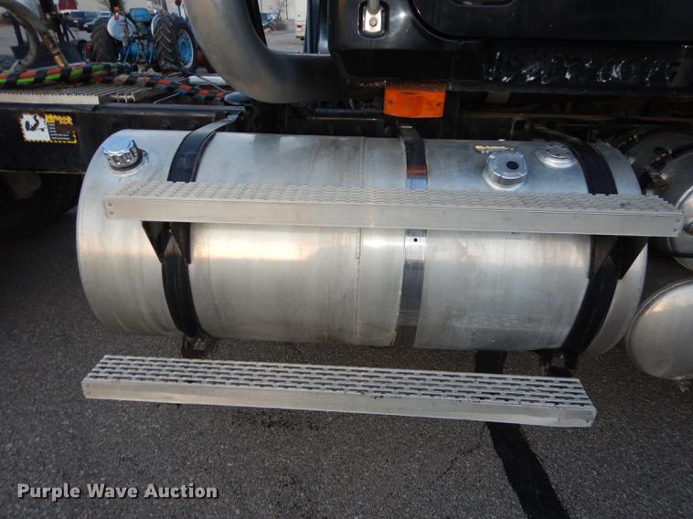 image for item J5605 2001 Mack CH613 semi truck