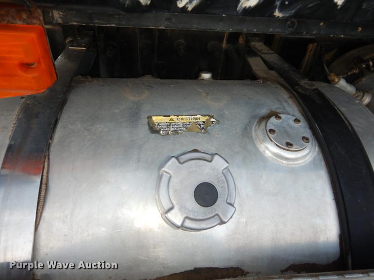 image for item J5605 2001 Mack CH613 semi truck