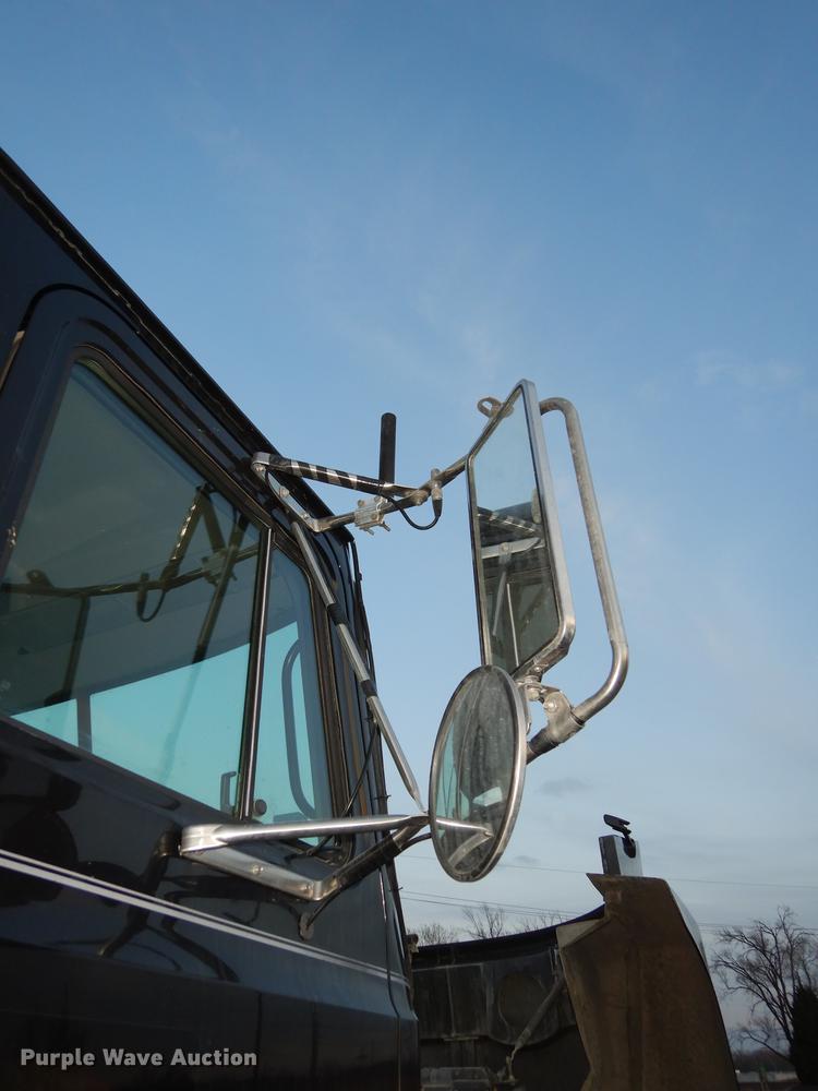 image for item J5605 2001 Mack CH613 semi truck