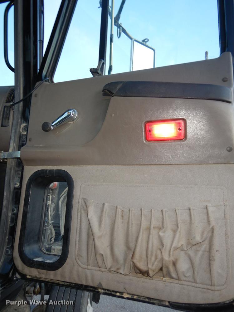 image for item J5605 2001 Mack CH613 semi truck