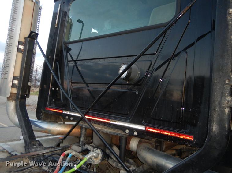 image for item J5605 2001 Mack CH613 semi truck