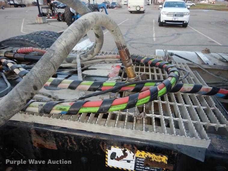 image for item J5605 2001 Mack CH613 semi truck