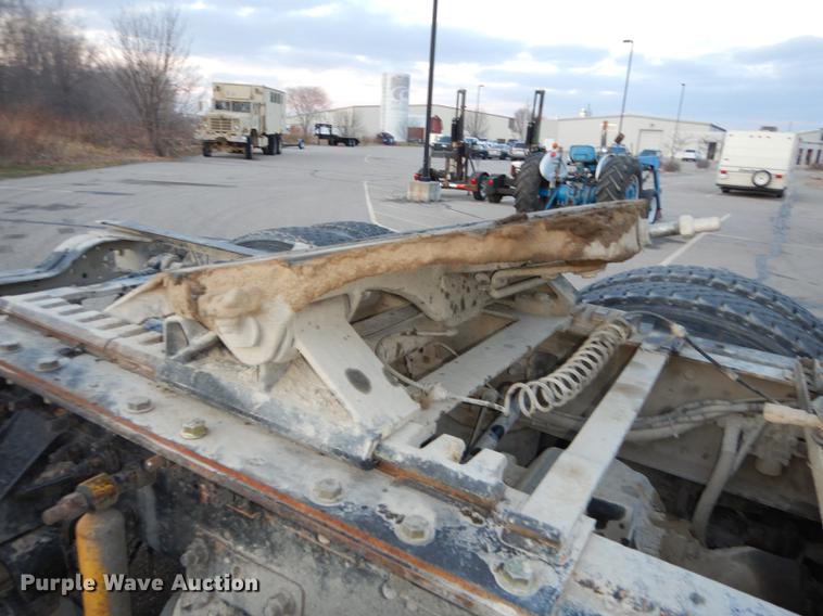 image for item J5605 2001 Mack CH613 semi truck