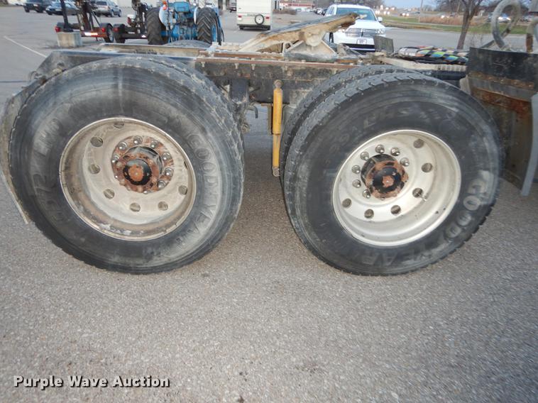 image for item J5605 2001 Mack CH613 semi truck