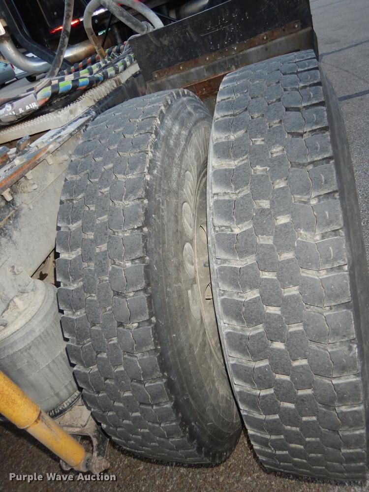 image for item J5605 2001 Mack CH613 semi truck