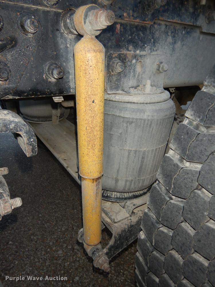 image for item J5605 2001 Mack CH613 semi truck