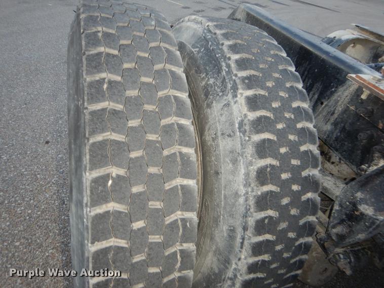 image for item J5605 2001 Mack CH613 semi truck