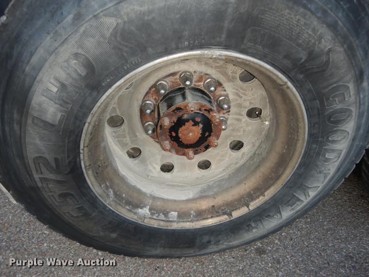 image for item J5605 2001 Mack CH613 semi truck