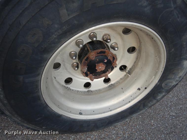 image for item J5605 2001 Mack CH613 semi truck