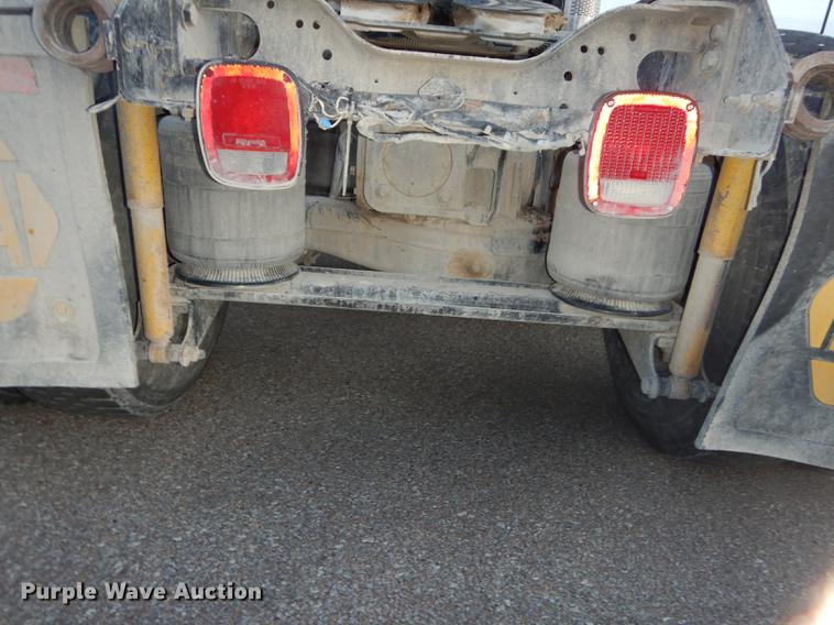 image for item J5605 2001 Mack CH613 semi truck