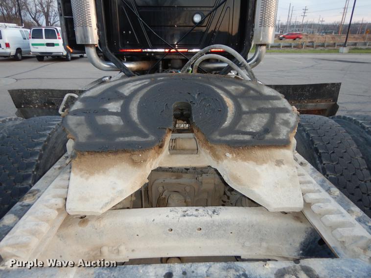 image for item J5605 2001 Mack CH613 semi truck