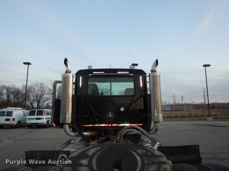 image for item J5605 2001 Mack CH613 semi truck