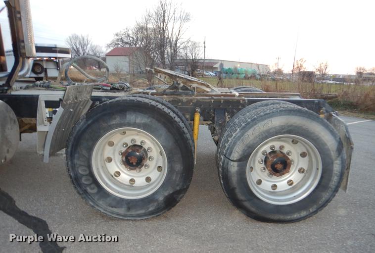 image for item J5605 2001 Mack CH613 semi truck