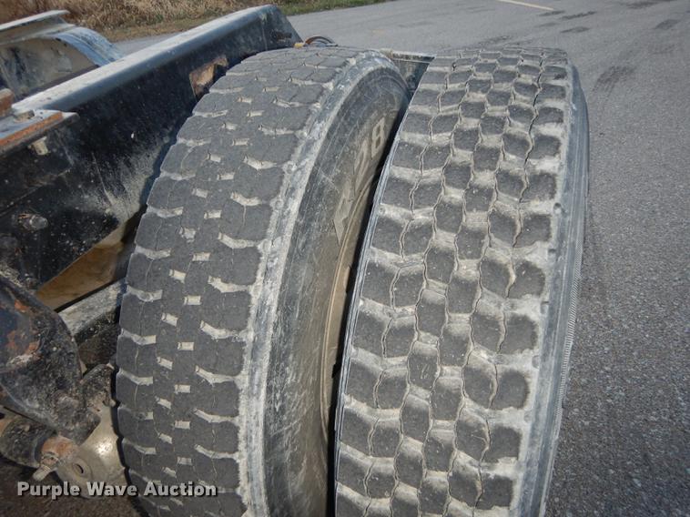 image for item J5605 2001 Mack CH613 semi truck