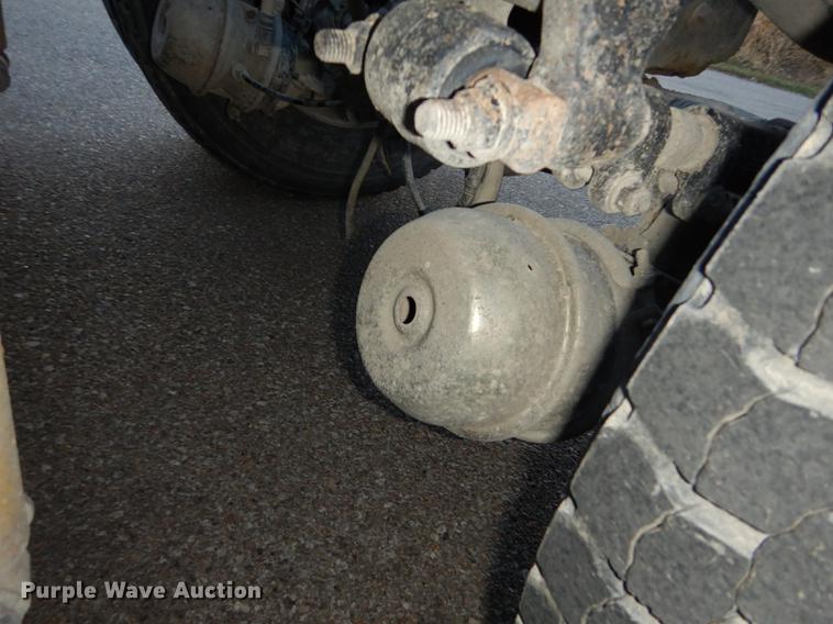 image for item J5605 2001 Mack CH613 semi truck