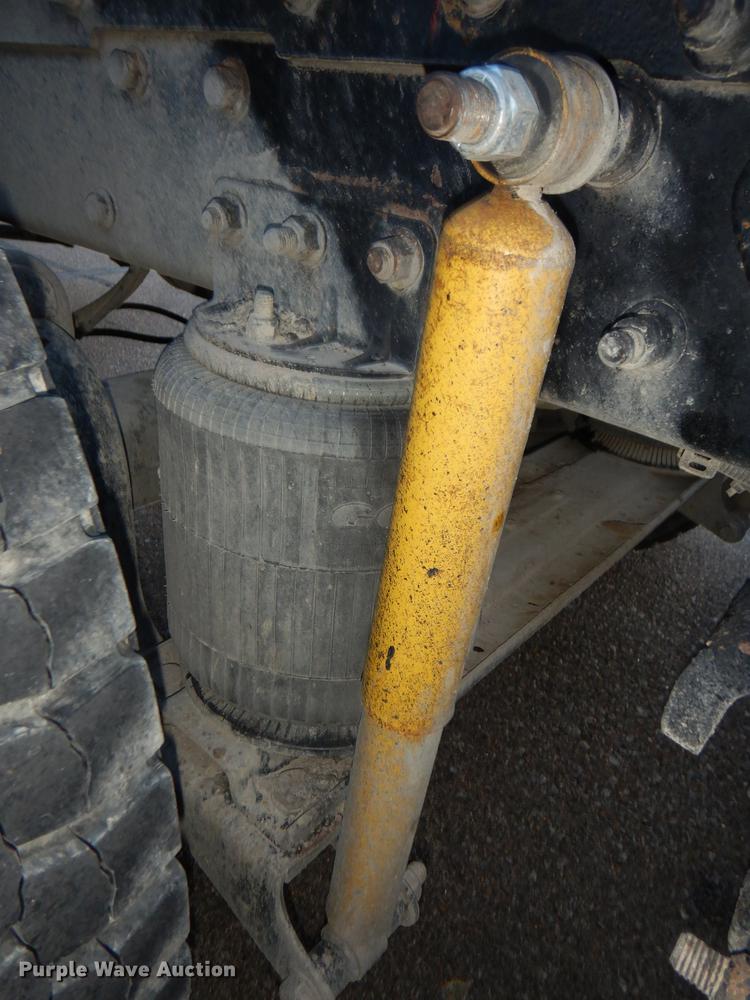 image for item J5605 2001 Mack CH613 semi truck