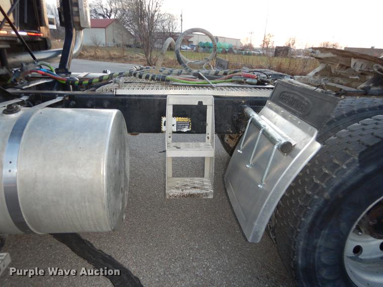 image for item J5605 2001 Mack CH613 semi truck