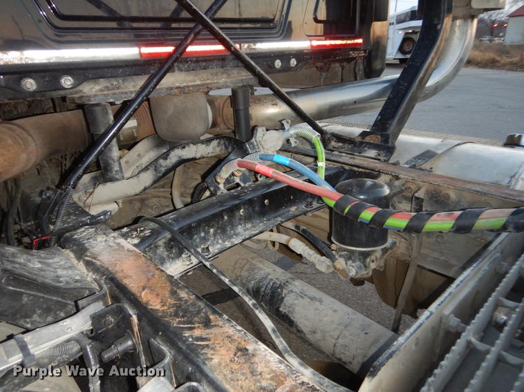 image for item J5605 2001 Mack CH613 semi truck