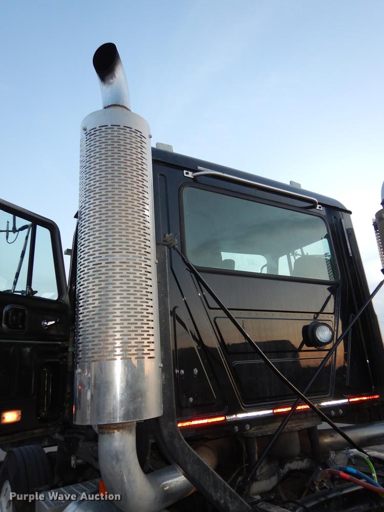 image for item J5605 2001 Mack CH613 semi truck