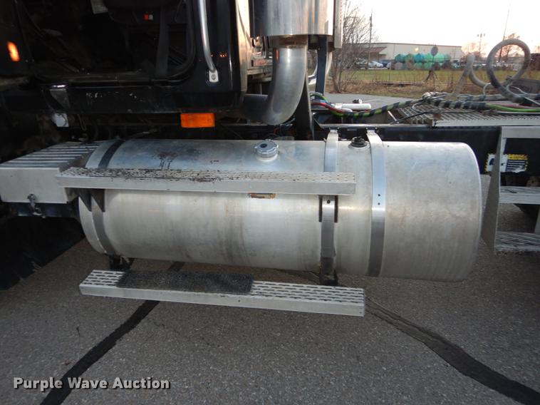 image for item J5605 2001 Mack CH613 semi truck