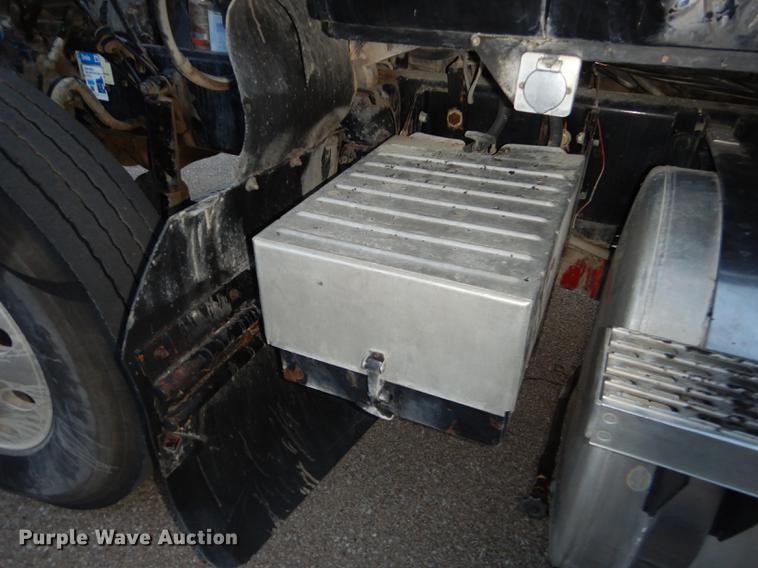 image for item J5605 2001 Mack CH613 semi truck