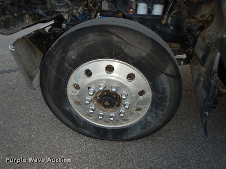 image for item J5605 2001 Mack CH613 semi truck