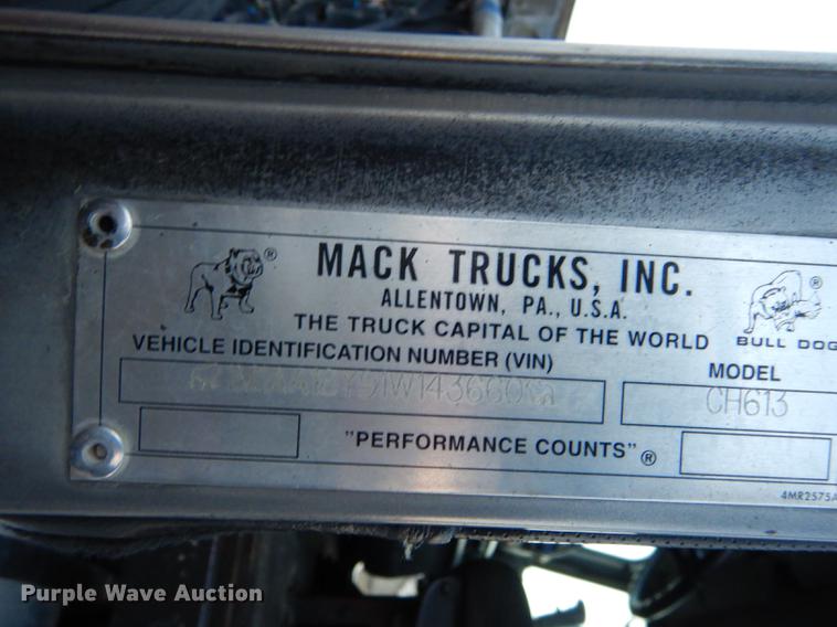image for item J5605 2001 Mack CH613 semi truck