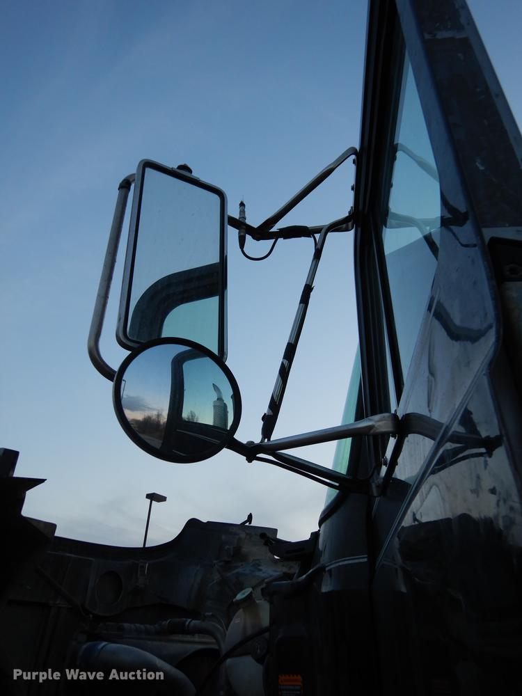 image for item J5605 2001 Mack CH613 semi truck