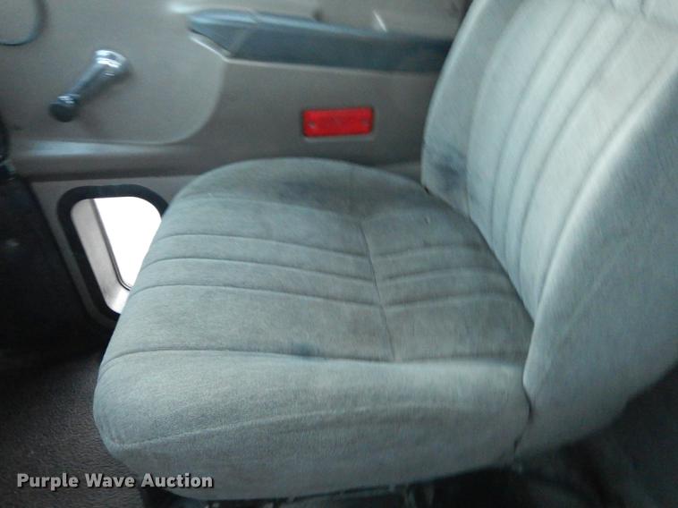 image for item J5605 2001 Mack CH613 semi truck