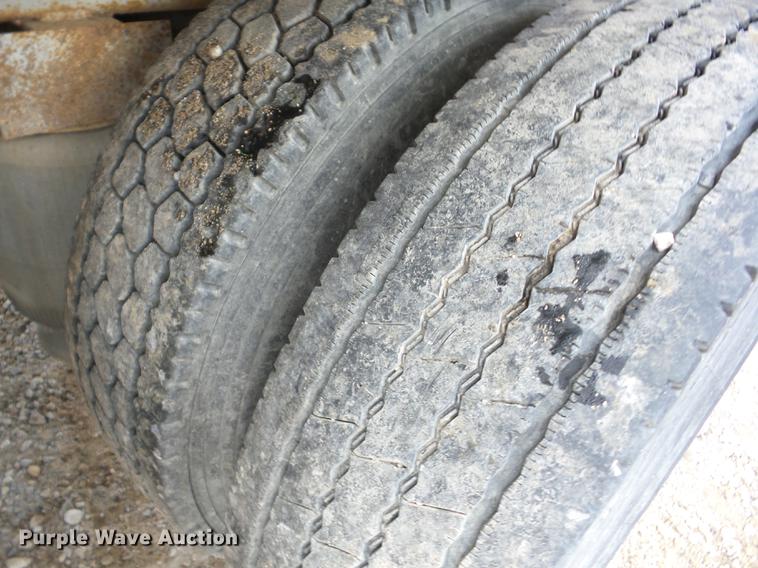 image for item J8548 1988 Fruehauf TAGTZEGF9200 tank trailer