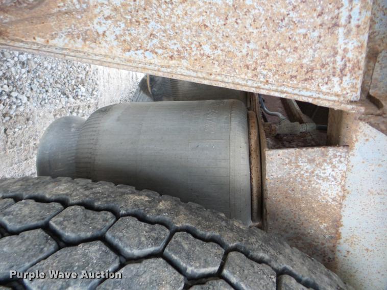 image for item J8548 1988 Fruehauf TAGTZEGF9200 tank trailer