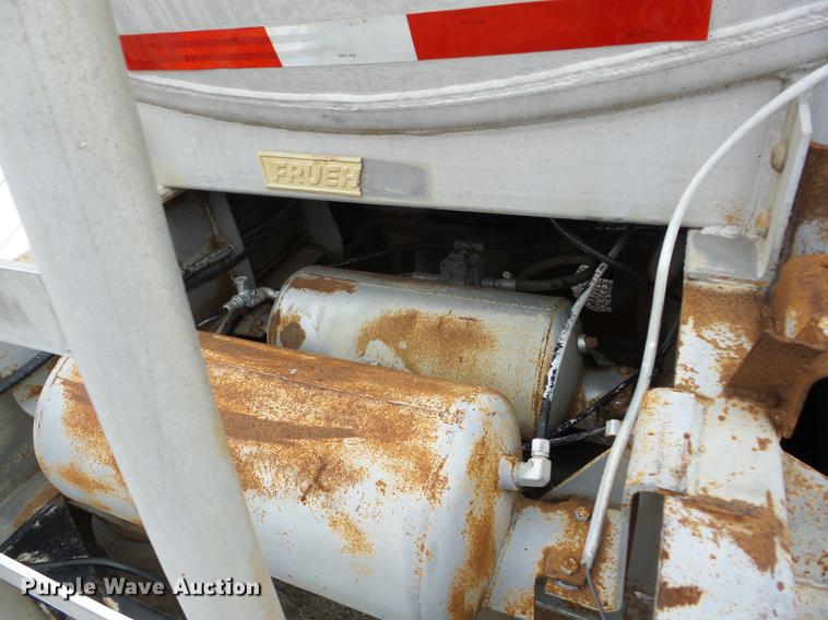 image for item J8548 1988 Fruehauf TAGTZEGF9200 tank trailer